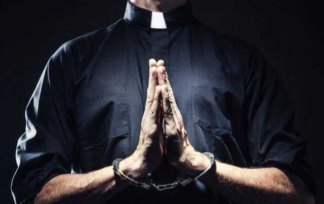 "Духовные скрепы": в РФ пьяный священник устроил разборки с копами. Видео