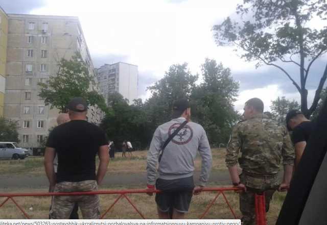 «Титушки» в центре Киева устроили бойню и топтали флаги Украины