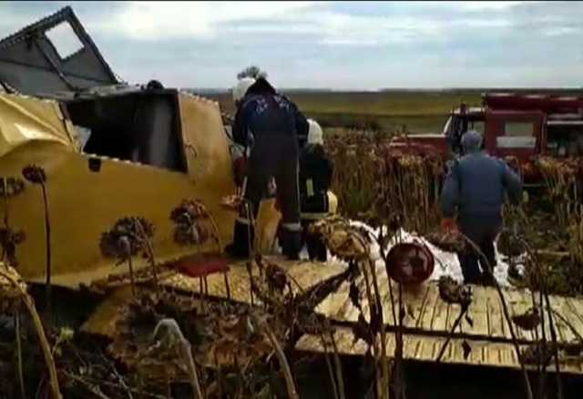 На Хмельниччине упал самолет, пилот выжил