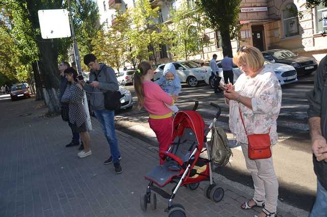Волосы дыбом: автохам ударил женщину с грудным ребенком за замечание