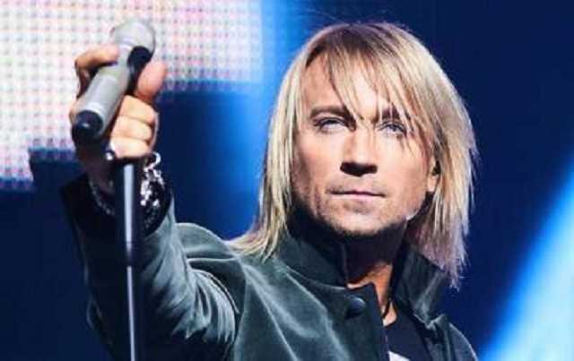 Фанатки популярного украинского певца протестовали в Киеве. Видео