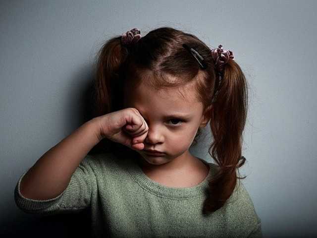 Горе-мать оставила запертыми в квартире 2 малолетних детей на двое суток