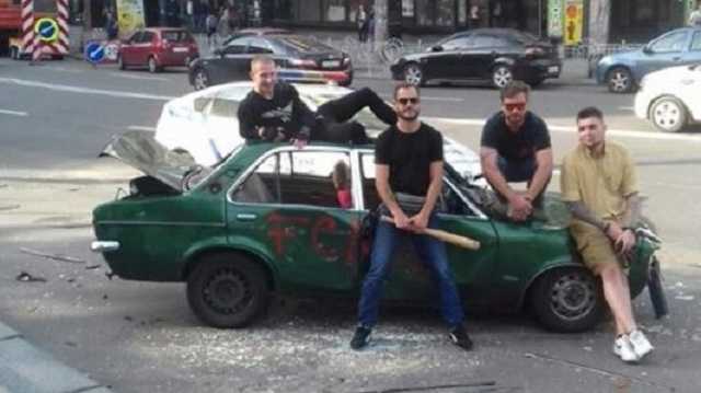 В центре Киева с разрешения полиции разгромили авто