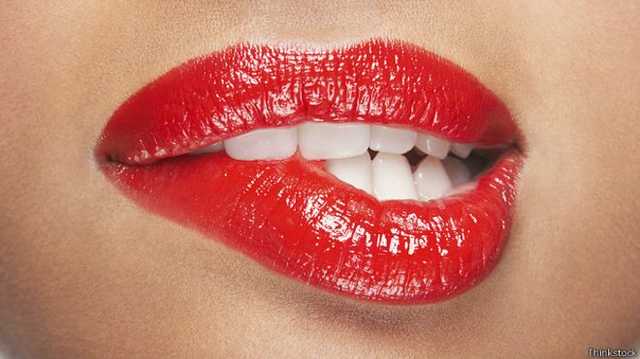 В российском Питере на катке с детьми внезапно стали показывать порно