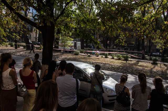 Пробито легкое и сломан позвоночник: в Днепре дерево убило беременную девушку