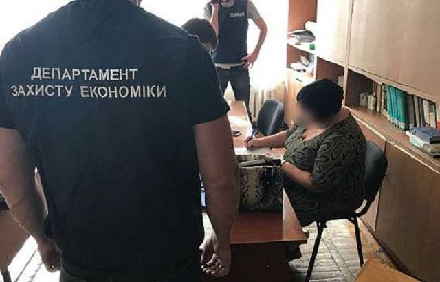 В Кривом Роге доцент кафедры попалась на взятке в $400