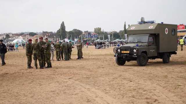 В Праге на «День с армией» парашютист приземлился на зрителей: есть пострадавшие