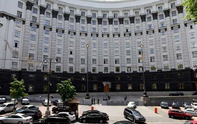 У Гройсмана готовят зарплатный сюрприз копам и детективам НАБУ