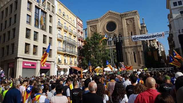 Жители Каталонии вышли на улицы Барселоны с требованием провести референдум о независимости