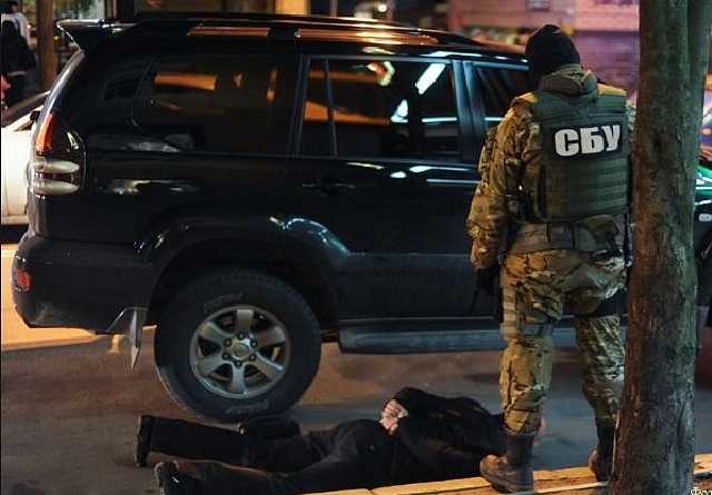 Четырех украинцев, которые заехали в Крым через РФ, задержали