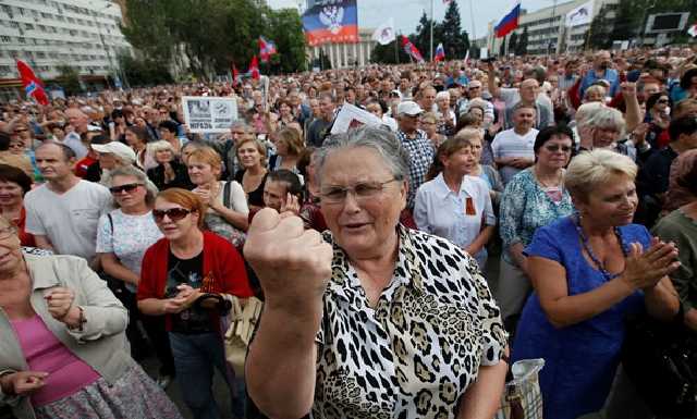 Як проплаченими мітингами політики створюють «альтернативну реальність»