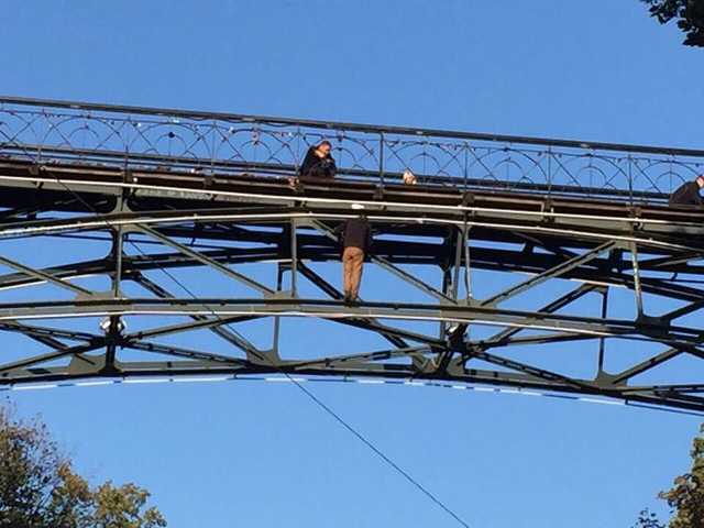 Попытка самоубийства на мосту в Киеве: мужчина рассказал о причине поступка