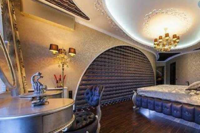 В Киеве продают «царскую» квартиру со статуей коня и «золотой» ванной