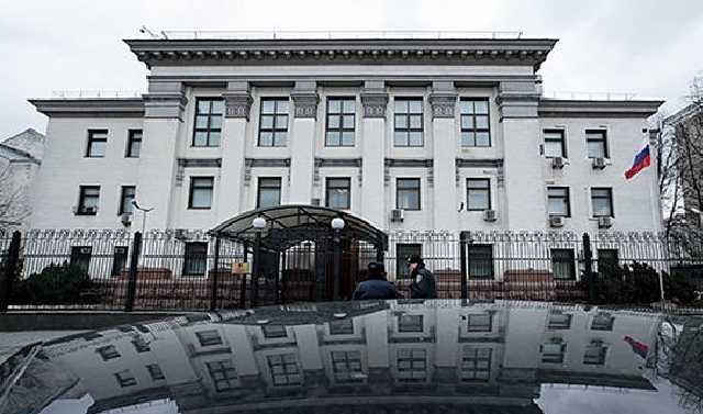 Кровь пролилась под посольством РФ в Киеве: первые подробности