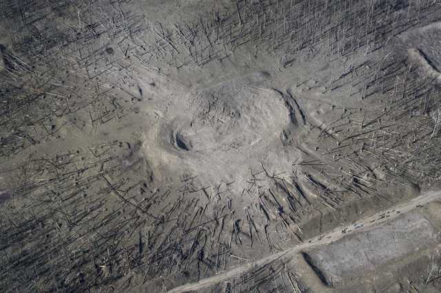 Как после падения метеорита: Все, что осталось от складов в Калиновке