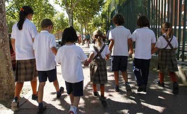 У Каталонії люди масово “захоплюють” школи для проведення в них референдуму