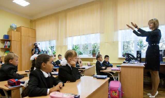 Портрет украинского учителя: женщина за 40 с зарплатой от 7000 грн