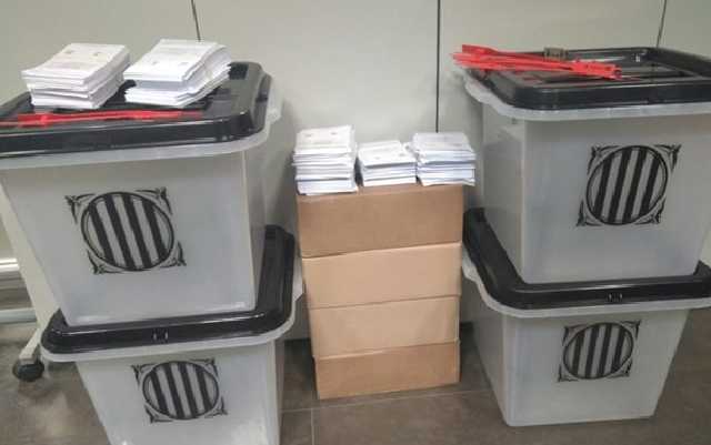 Референдум в Каталонии: полиция начала изымать избирательные урны