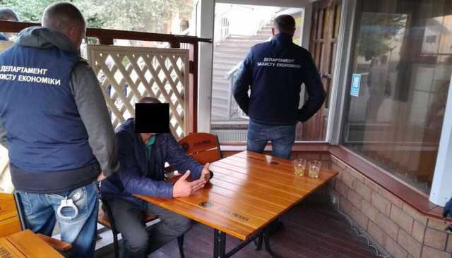 В Черкассах задержали госисполнителя, вымогавшего 12 тысяч
