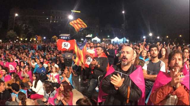 На площади Каталонии сообщают результаты референдума: от 70 до 90% за независимость