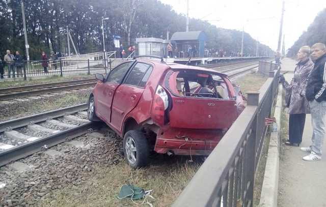 Под Киевом поезд протаранил автомобиль с людьми