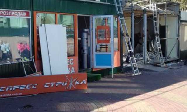 В Киеве массово сносят МАФы возле метро "Лесная"