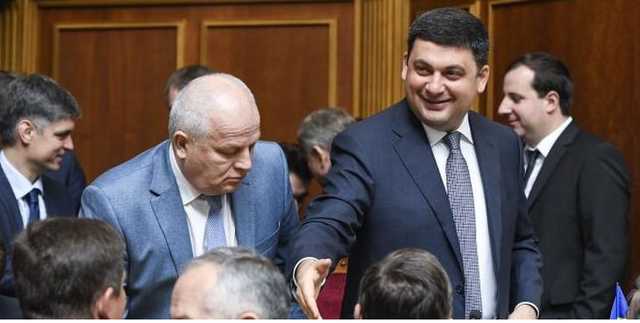 Доллар растет, зарплаты падают, а Гройсман поет об очередной реформе