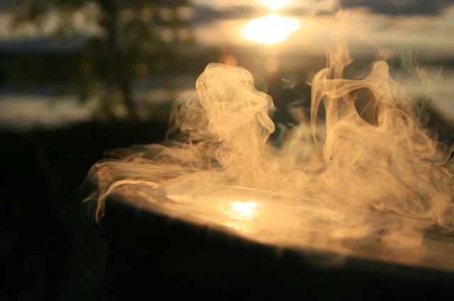 По центру Киева несется поток кипятка, растет огромная пробка