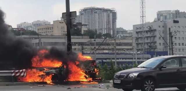 В Киеве чтобы потушить горящий Opel потребовались 2 пожарные машины