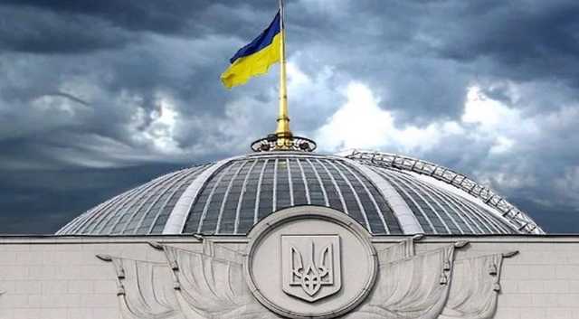 Возле Рады начались столкновения между радикалами и полицией