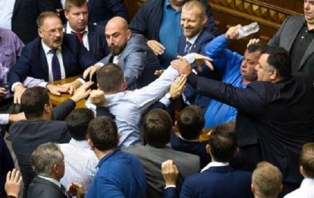 Администрация президента всем показала до какого скотского состояния она может довести народных депутатов, – Небоженко