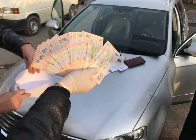 СБУ задержала госисполнителя, угрожавшего жителю Винницы незаконным взысканием 400 тыс. гривен