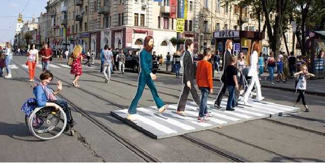 Не покидая кресла. Как инвалиды-колясочники умудряются колесить по стране