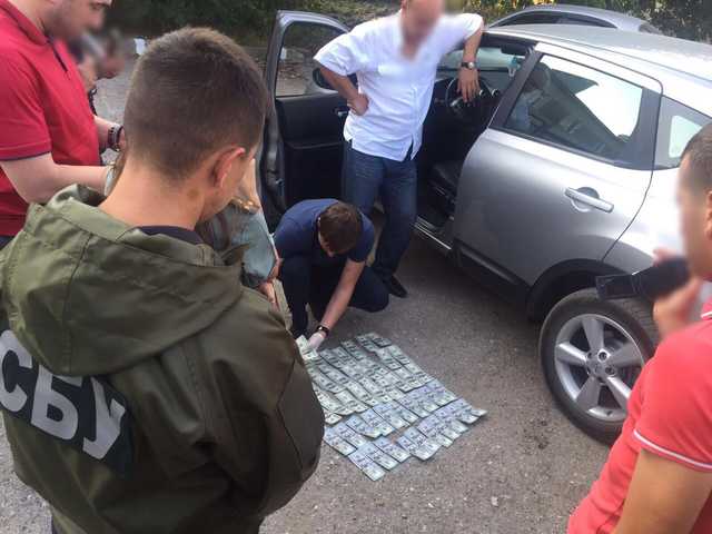 На Одещині СБУ затримала під час отримання хабара депутата облради та прокурора