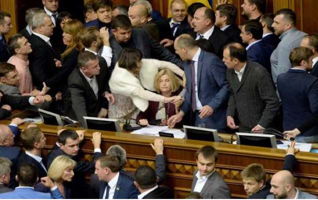 Законы Порошенко по Донбассу: несколько причин, по которым дрались в Раде