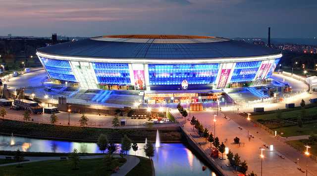 Возле «Донбасс Арены» «исчезают» лавочки