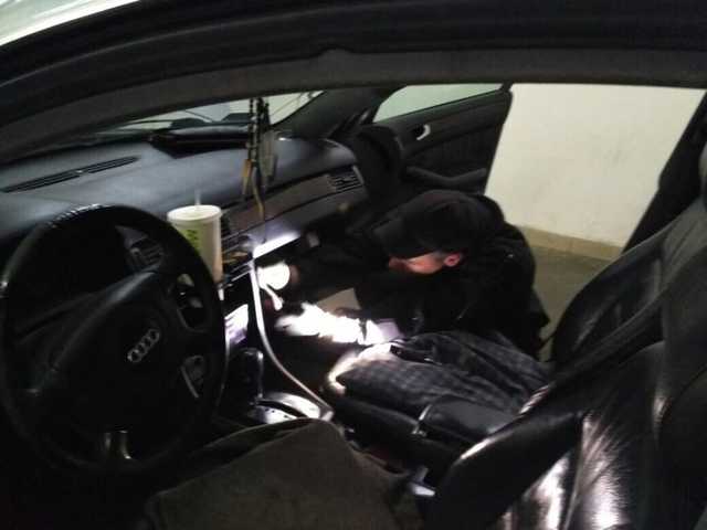 Українець намагався вивезти за кордон бурштин, сховавши його під обшивкою авто