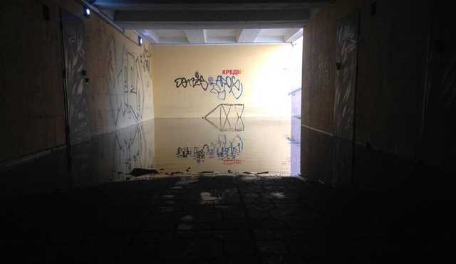 В Голосеево затопило подземный переход