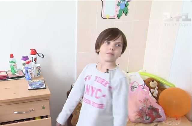 Остался лишь семейный альбом: в Охматдете 5 лет живет брошенная родными девочка