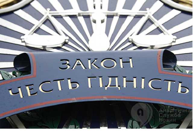 В Чернигове мужчина ударил топором прокурора