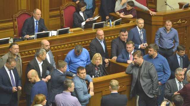 Депутаты хотят поднять себе зарплату почти в 2 раза