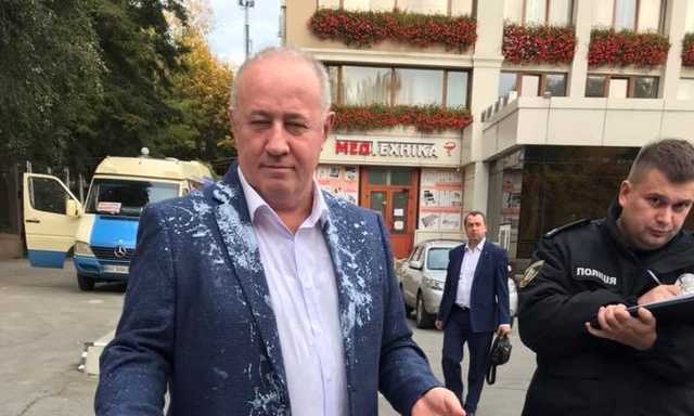 Нардепа Виктора Чумака облили кефиром в Черновцах