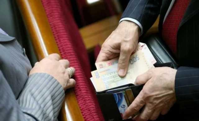 Украинцы в шоке: депутаты жалуются на маленькую зарплату и готовят закон