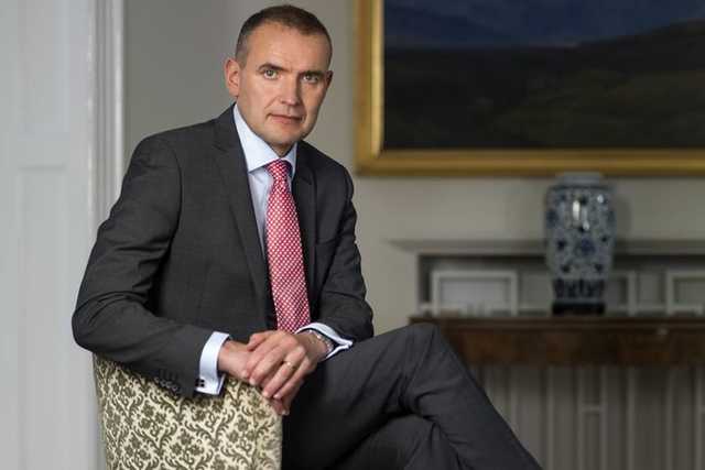 Пошел в ванную и сломал нос: В Исландии госпитализировали президента