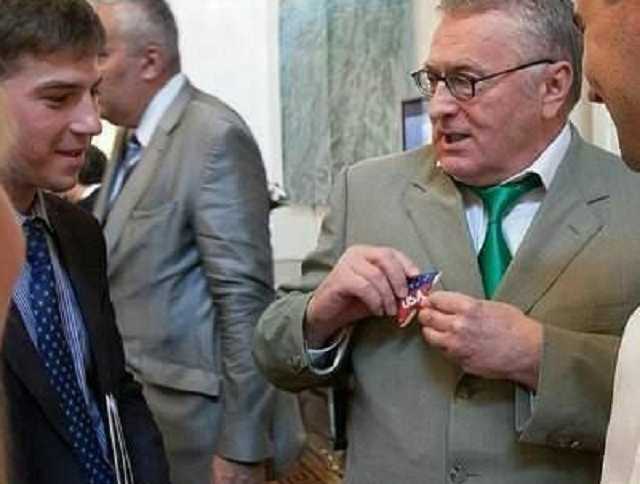 Наминает за обе щеки: сеть развеселила "госизмена" Жириновского в посольстве США