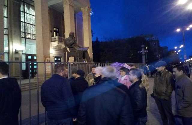 Бабкин в Запорожье: здание шоу оцепили, певец вышел к протестующим