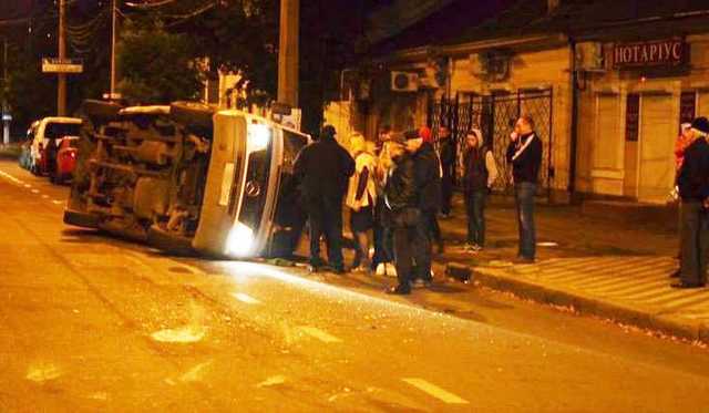 В Николаеве "ВАЗ" перевернул микроавтобус со взрослыми пассажирами и ребенком