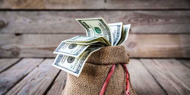 Украинцы снова понесли деньги в банки: названа главная причина