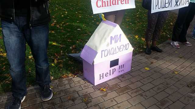 Переселенцы начали голодовку под посольством США в Украине
