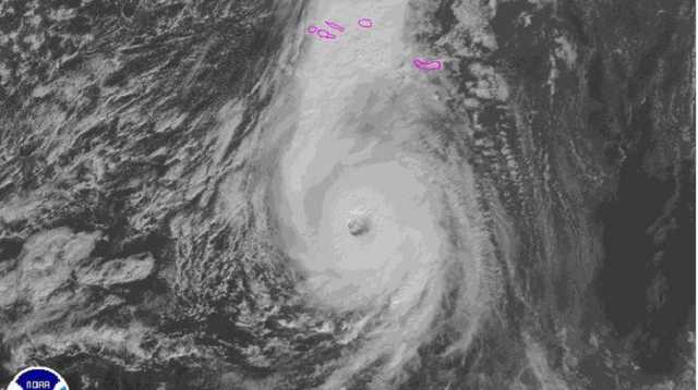 Закрытые школы, сорванные крыши и первые жертвы: ураган "Офелия" накрыл Ирландию